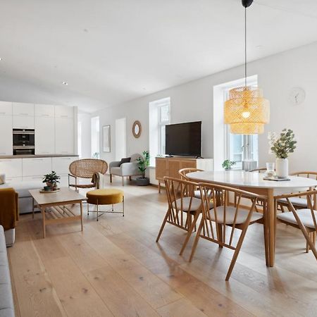 Central 3-Bedroom Apartment With Huge Terrace, Including Queen Size Beds Олбор Екстериор снимка
