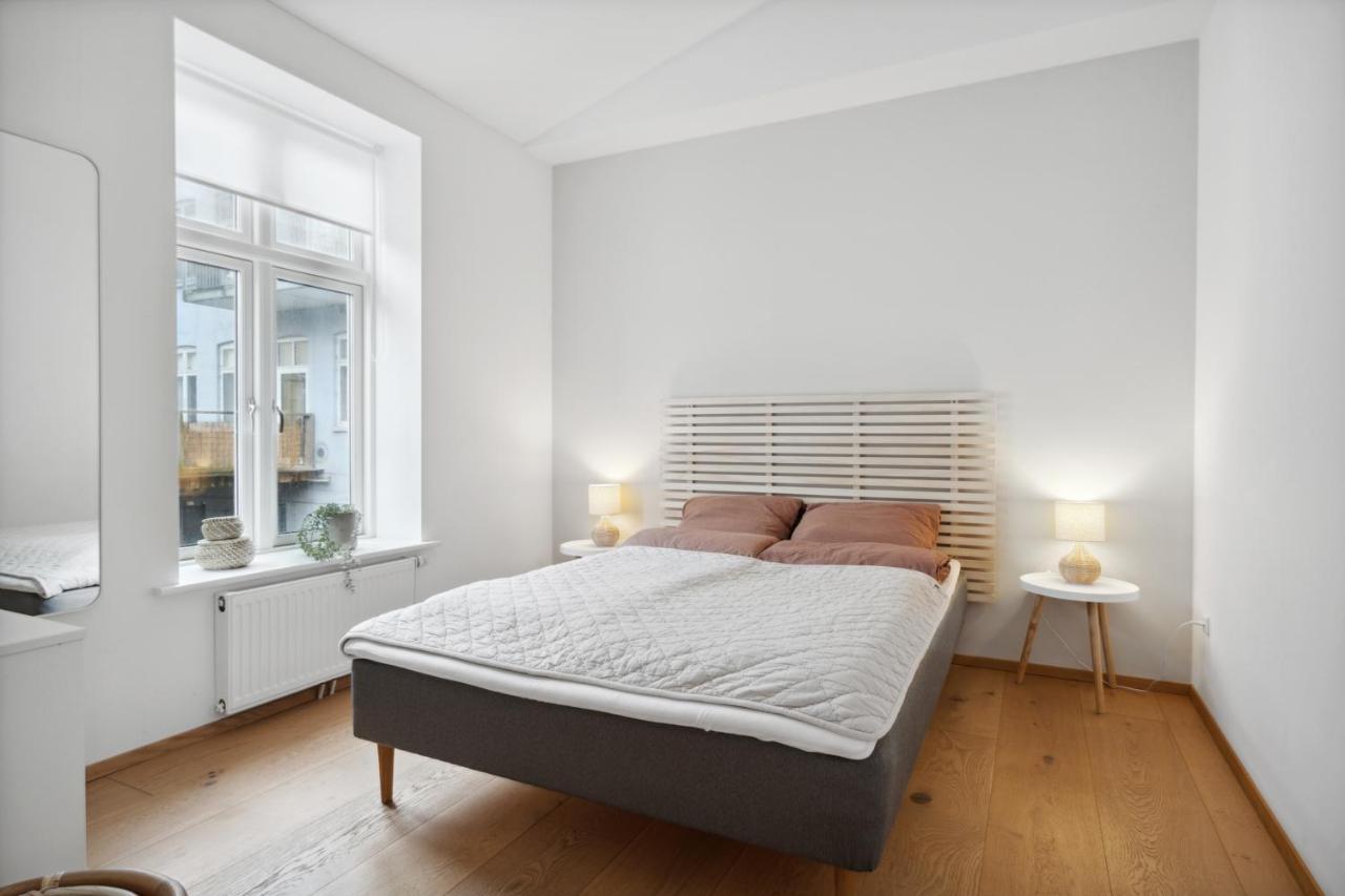 Central 3-Bedroom Apartment With Huge Terrace, Including Queen Size Beds Олбор Екстериор снимка