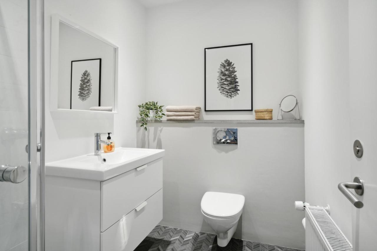 Central 3-Bedroom Apartment With Huge Terrace, Including Queen Size Beds Олбор Екстериор снимка