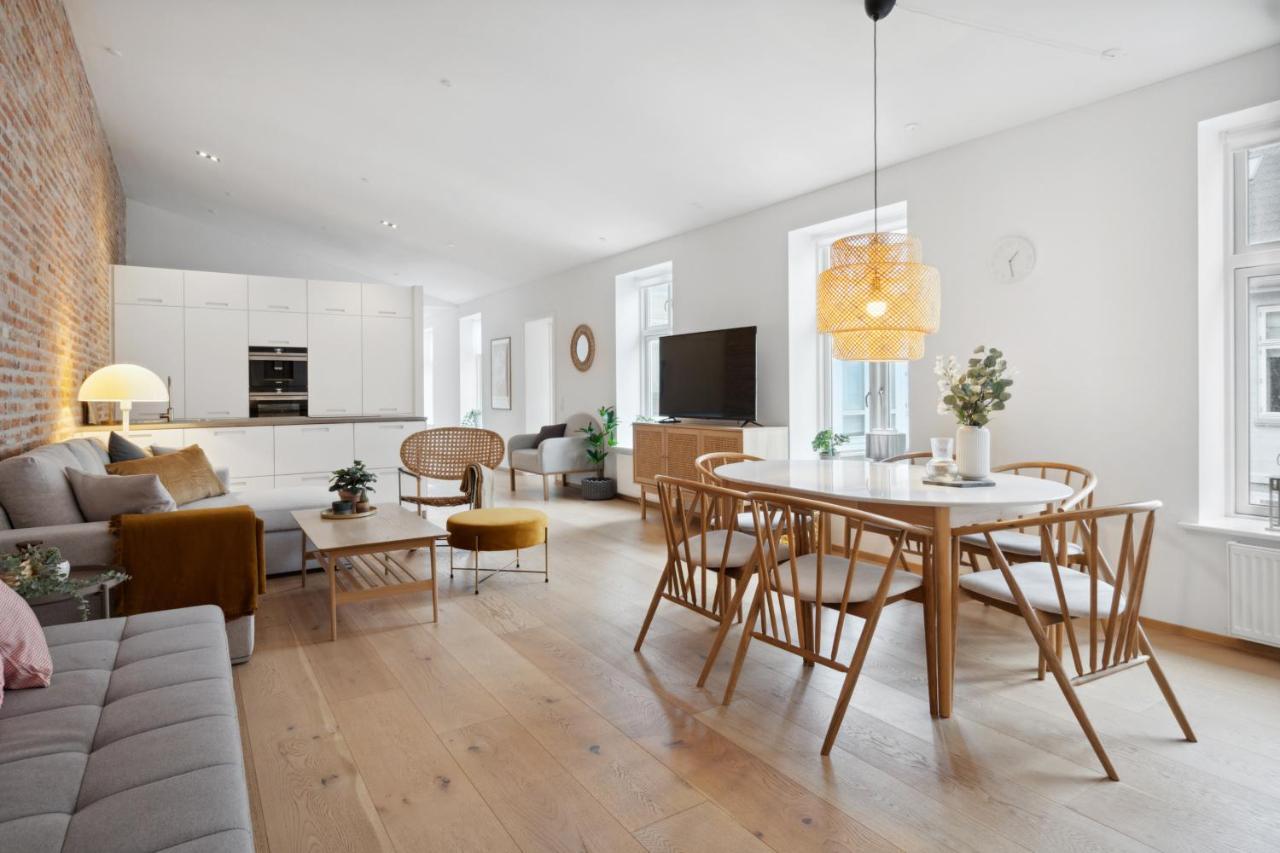 Central 3-Bedroom Apartment With Huge Terrace, Including Queen Size Beds Олбор Екстериор снимка